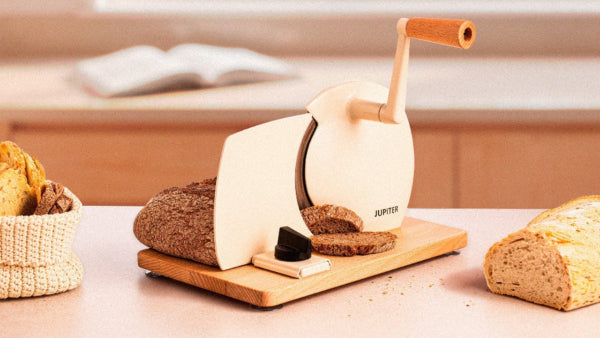 Hand-Allesschneider in beige mit geschnittenem Brot