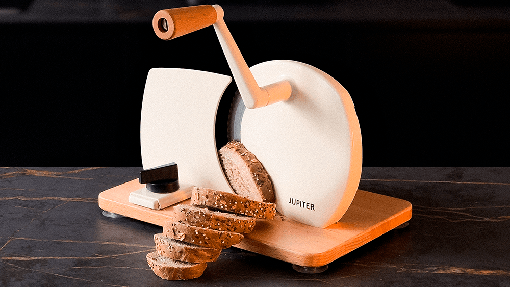 Hand-Allesschneider in beige mit geschnittenem Brot