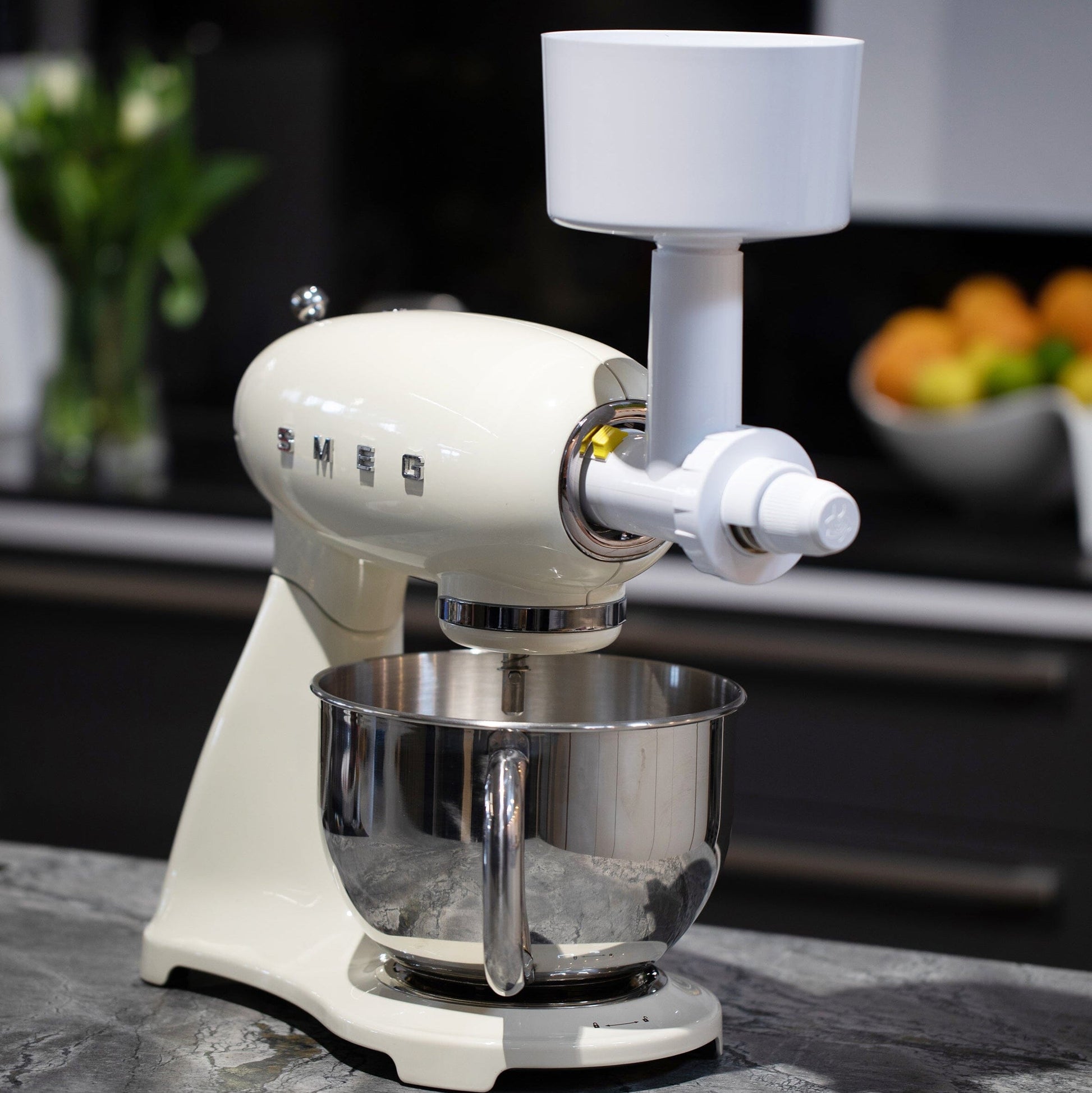 SMEG Küchenmaschine mit Getreidemühlen-Aufsatz mit Stahlkegelmahlwerk