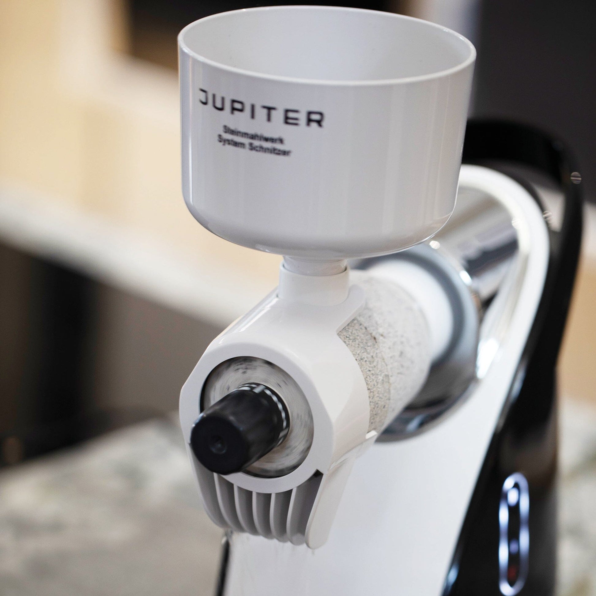 Jupiter mySystem Getreidemühle Steinmahlwerk beim Mahlen