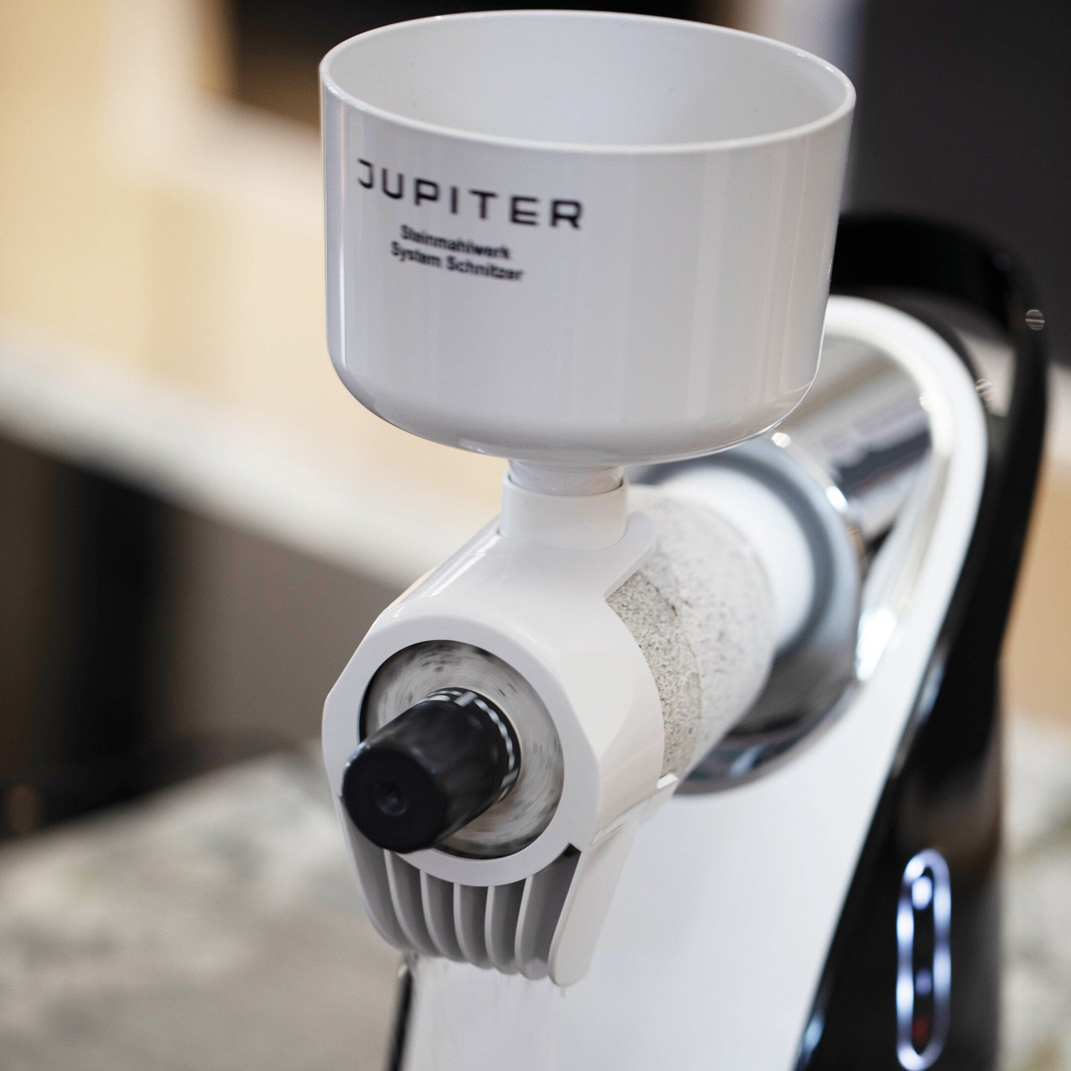 Jupiter mySystem Getreidemühle Steinmahlwerk beim Mahlen