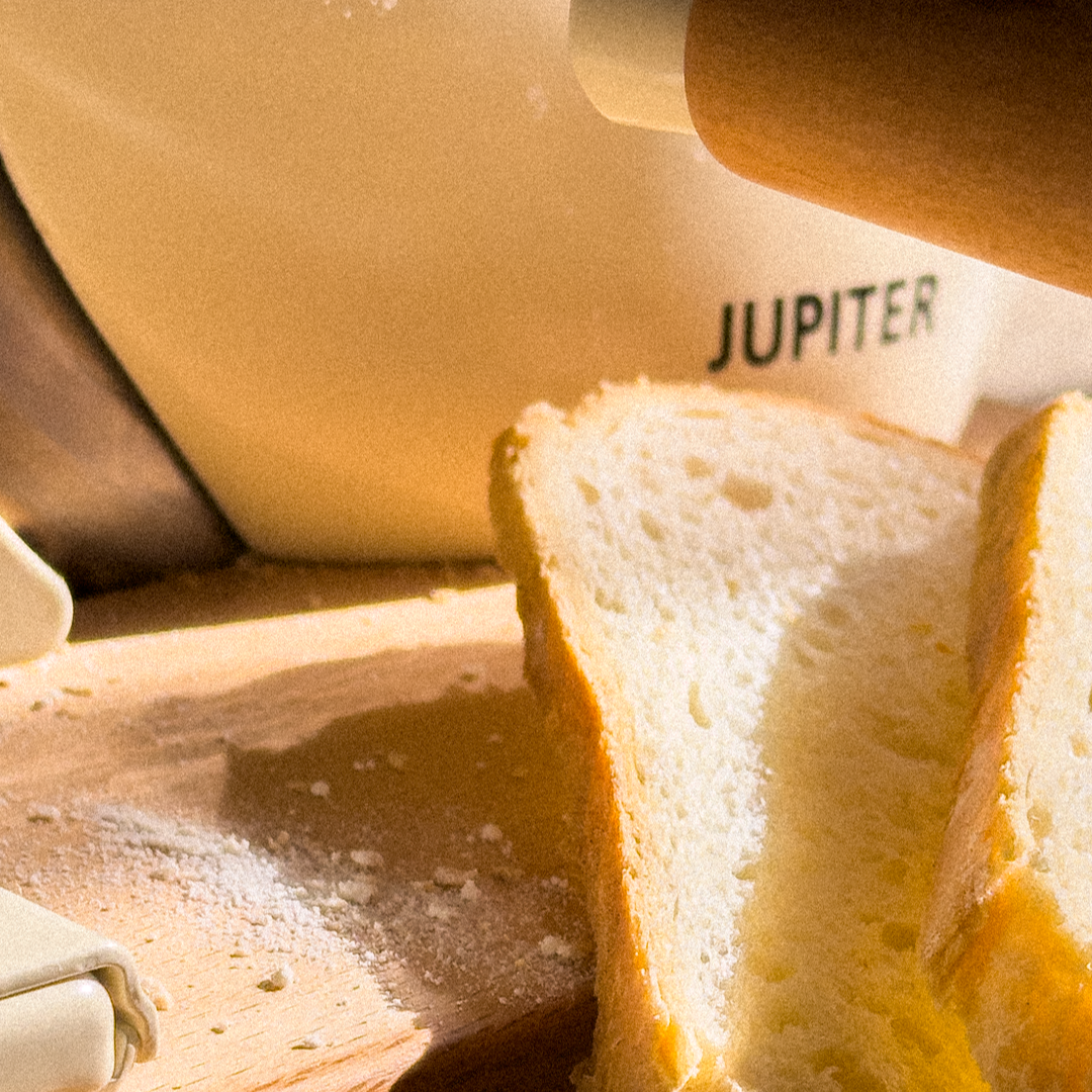 Detail Hand-Allesschneider mit Jupiter Logo und geschnittenem Brot