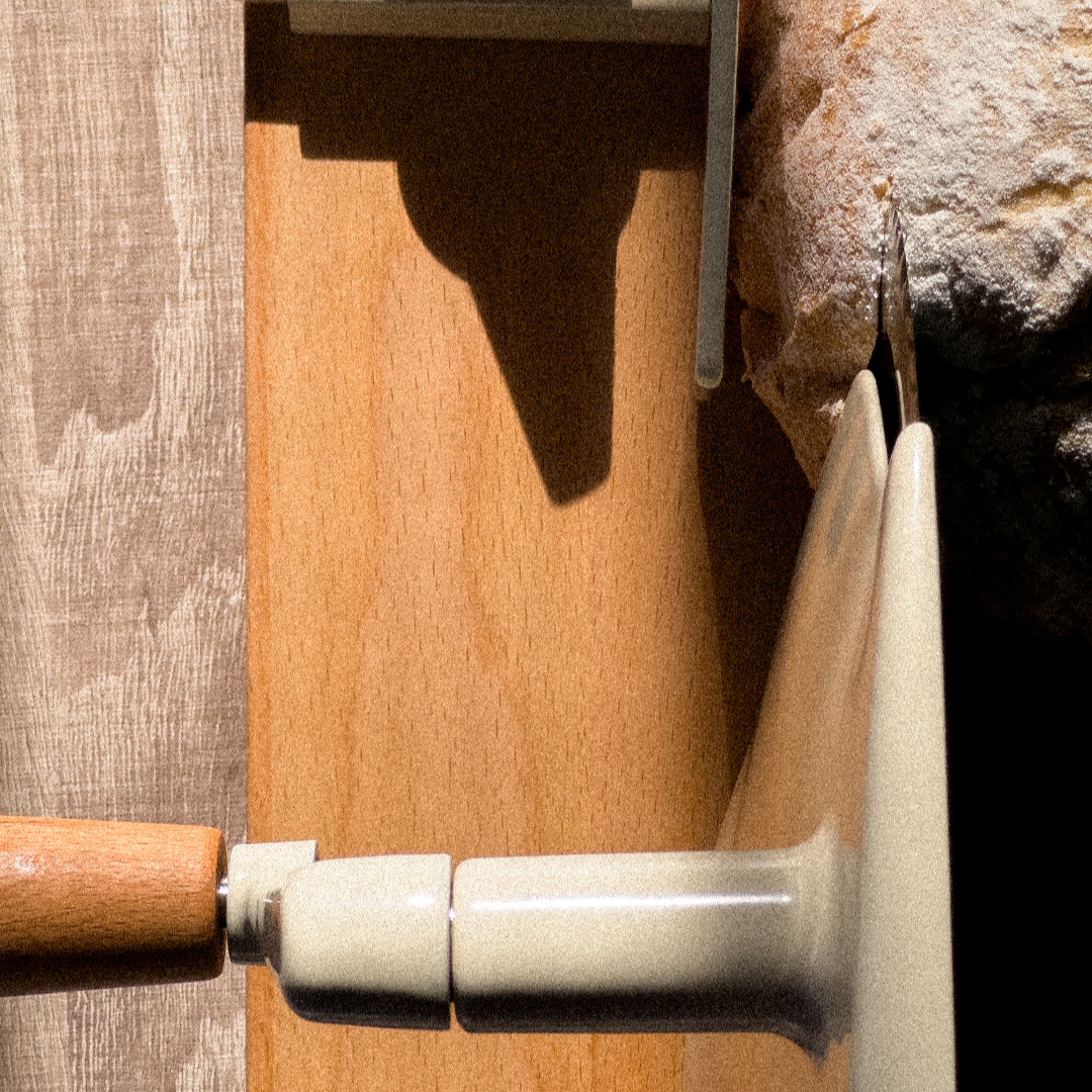 Hand-Allesschneider Detailaufnahme mit Brot