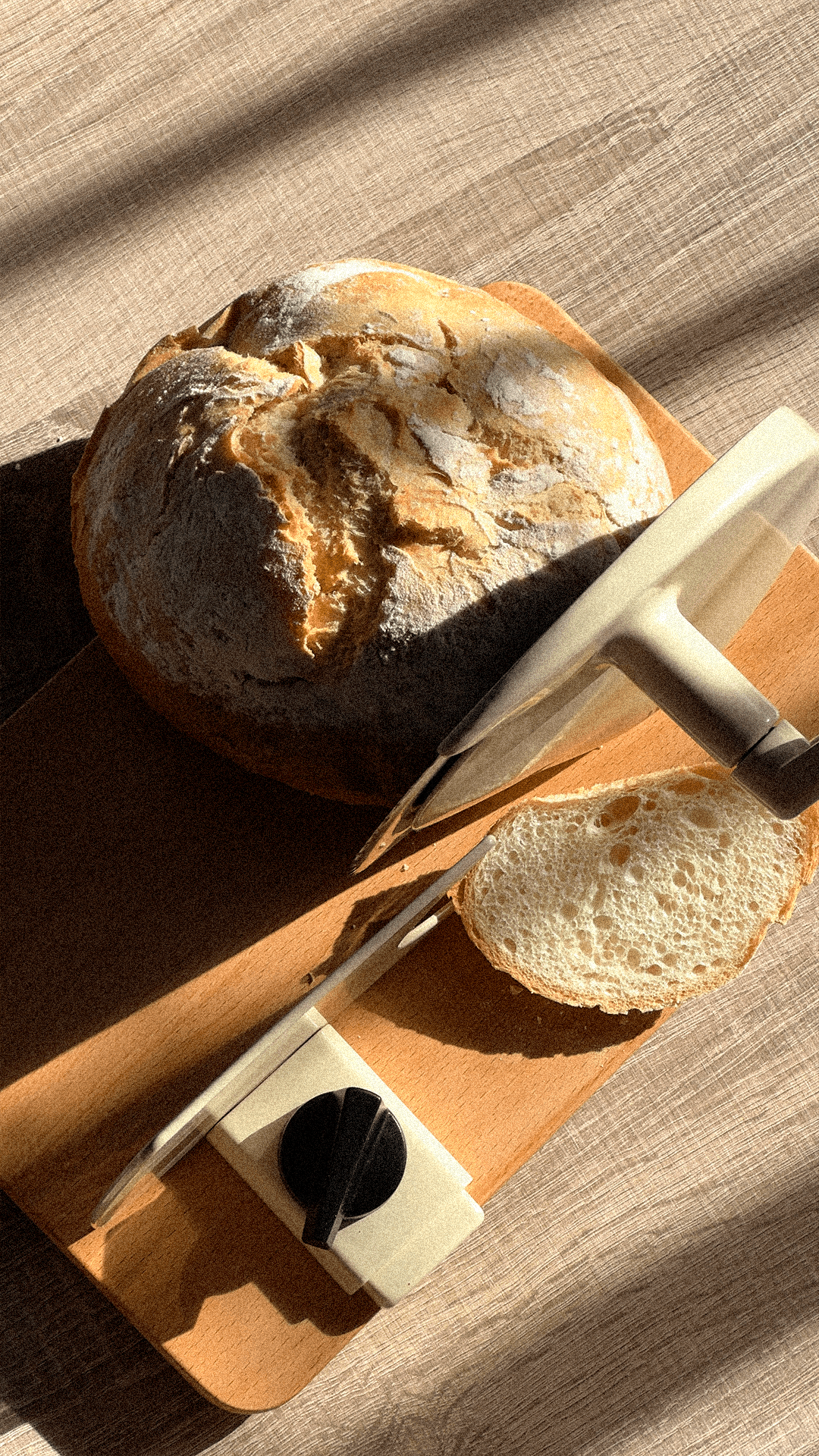 Hand-Allesschneider mit geschnittenem Brot in beige