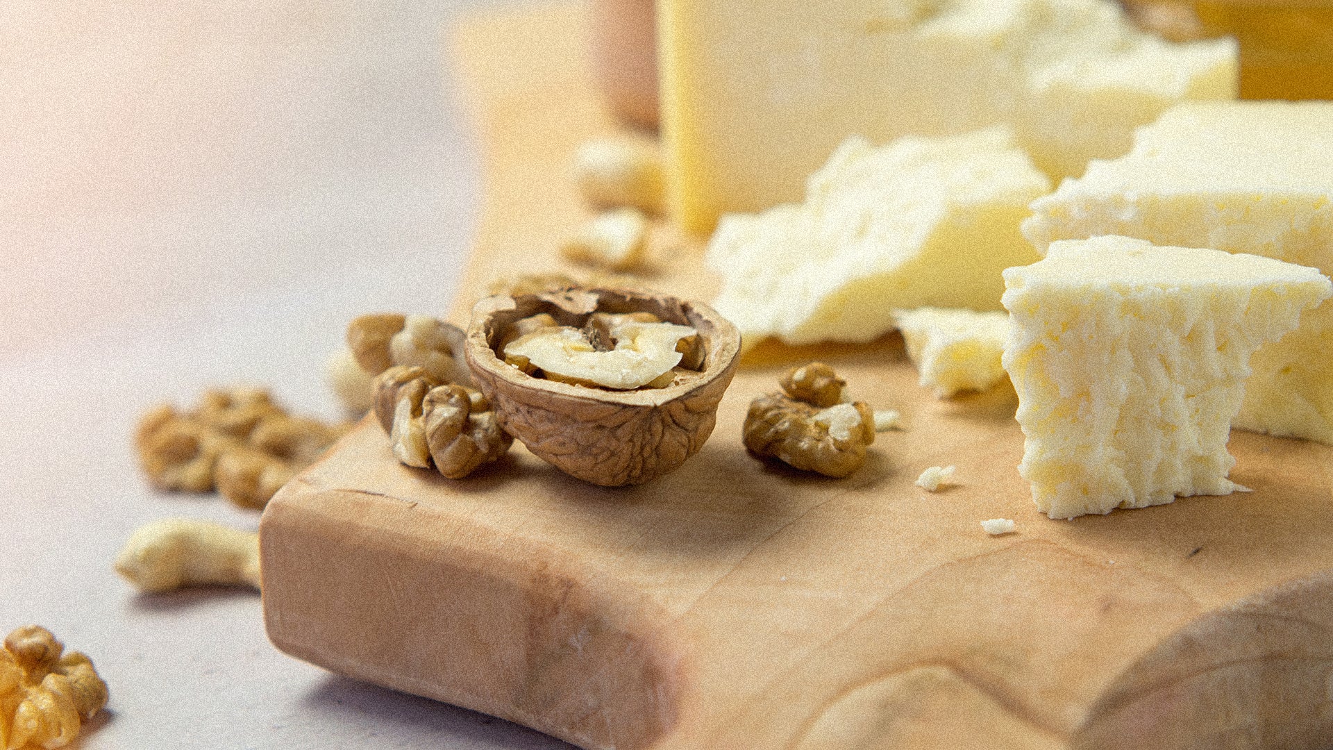 Käse, und Walnüsse auf einem Brett