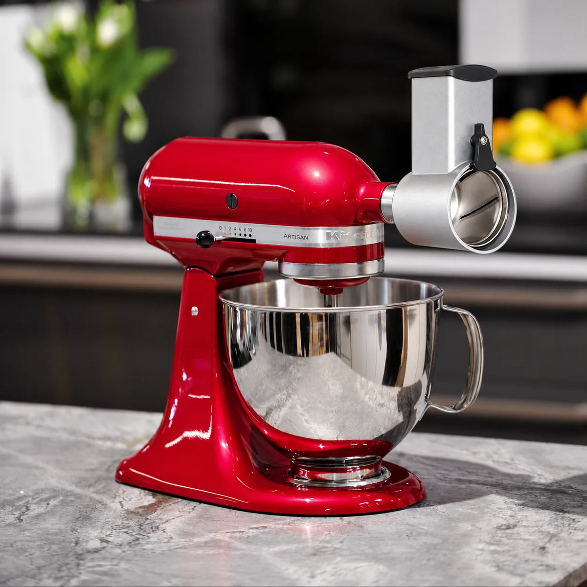 KitchenAid mit Gemüseraffel-Vorsatz aus Metall