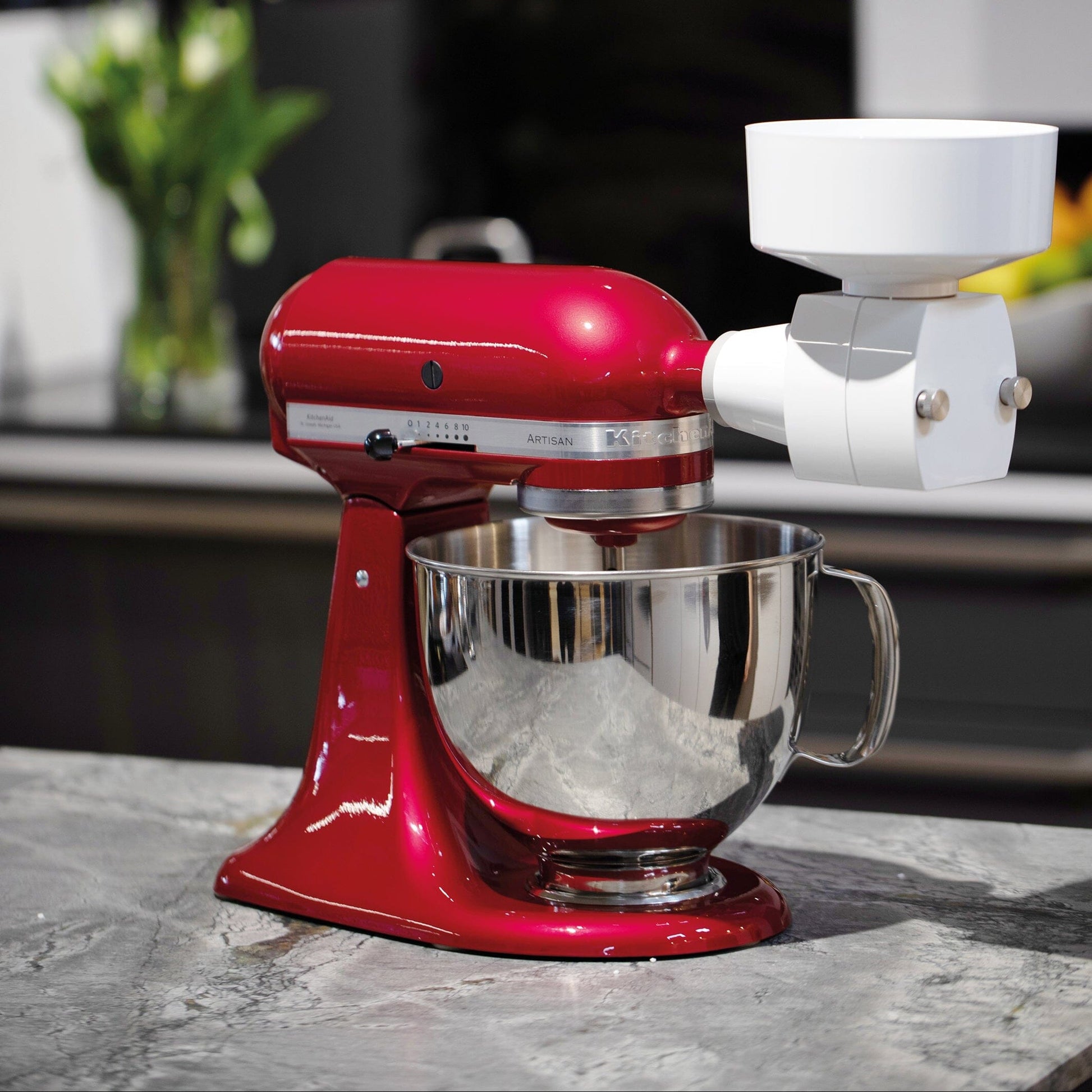 Flockenquetsch-Vorsatz, auf roter KitchenAid Küchenmaschine
