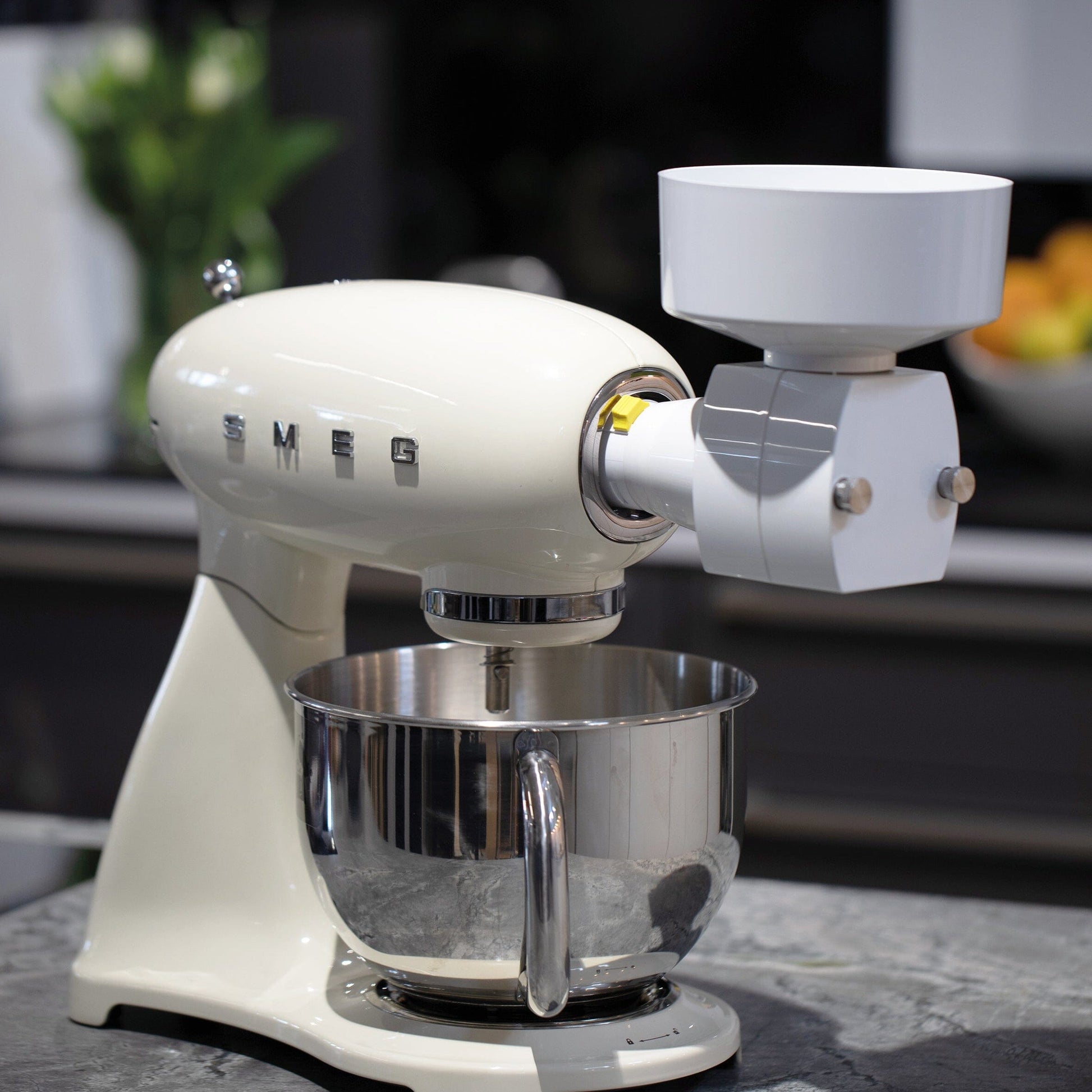 Flockenquetsch-Vorsatz auf weißer SMEG Küchenmaschine