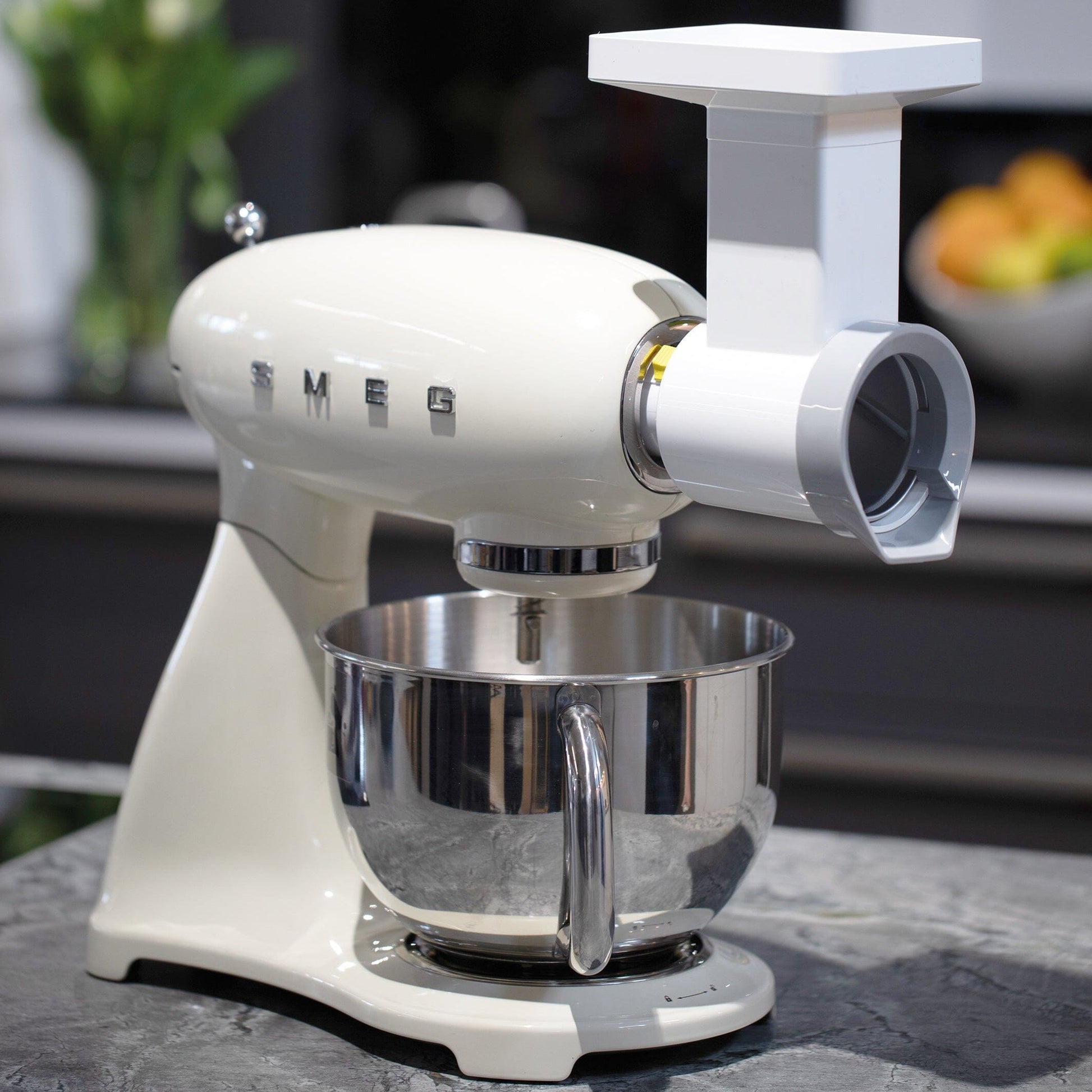 Gemüseraffel-Vorsatz am Küchenmaschine von SMEG: weißes Gehäuse