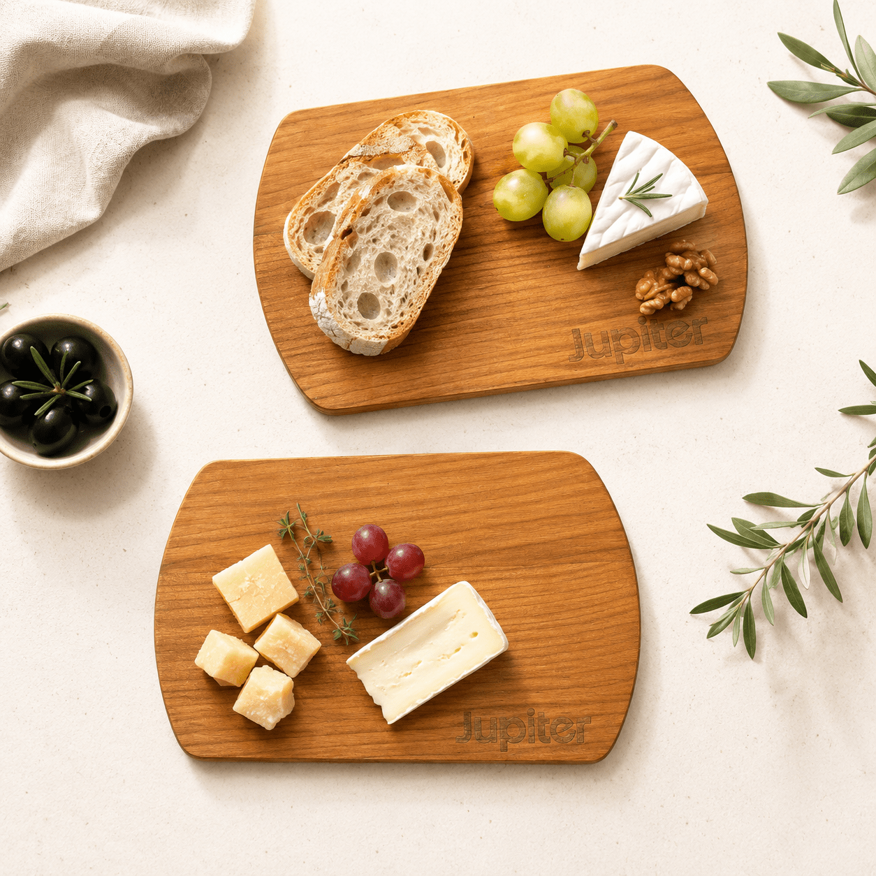 2 Kirschholz-Brettchen mit jupiter Prägung, zum Servieren von Käse, Trauben und Brot