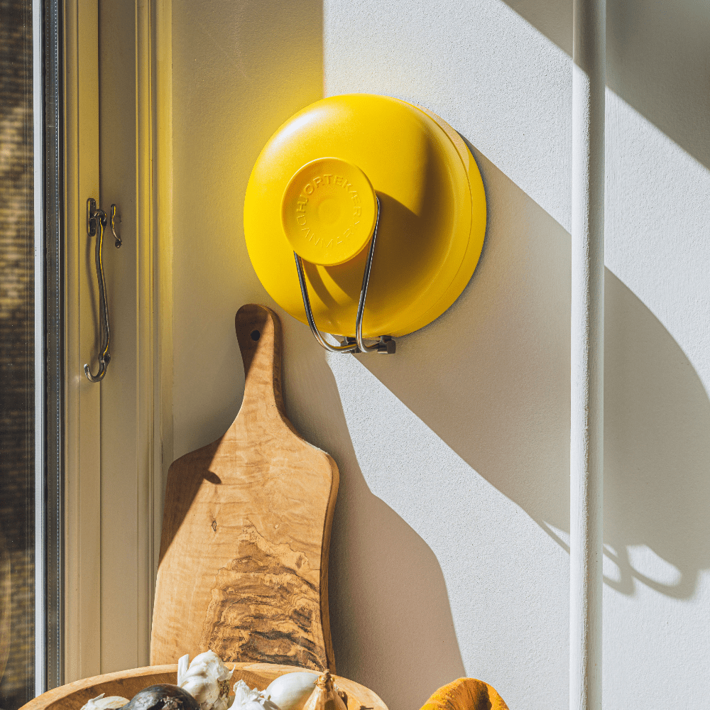 Wally Wand-Küchenwaage an der Wand mit gelber Schale