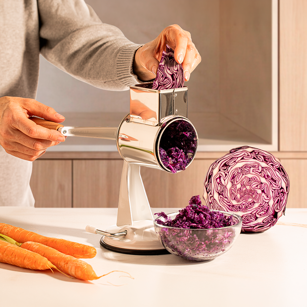 Retro Handreibe mit Rotkohl und Möhren