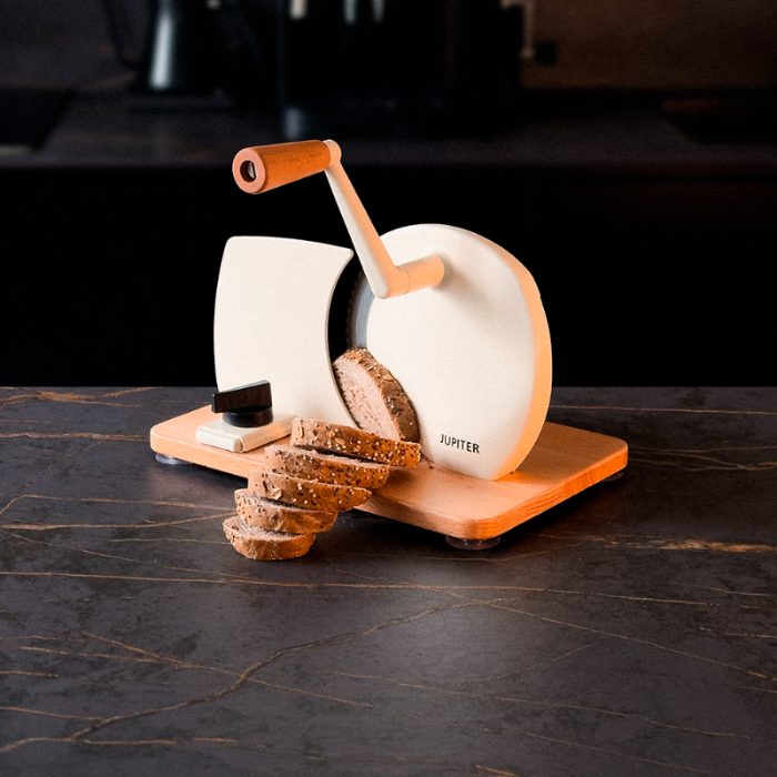 Hand-Allesschneider in beige mit geschnittenem Brot