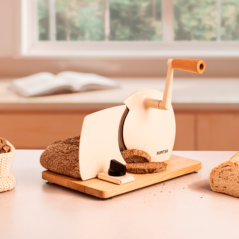 Hand-Allesschneider beige und Vollholzplatte auf Tisch