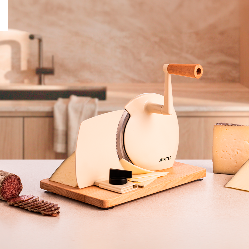 Hand-Allesschneider in beige mit Käse und Salami