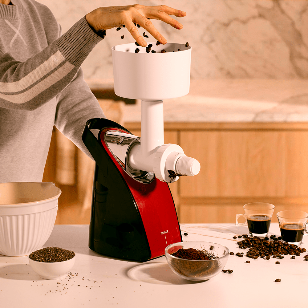 Vorsatz für Getreidemühle am Küchenmixer: weißer Trichter über dem Mahlwerk